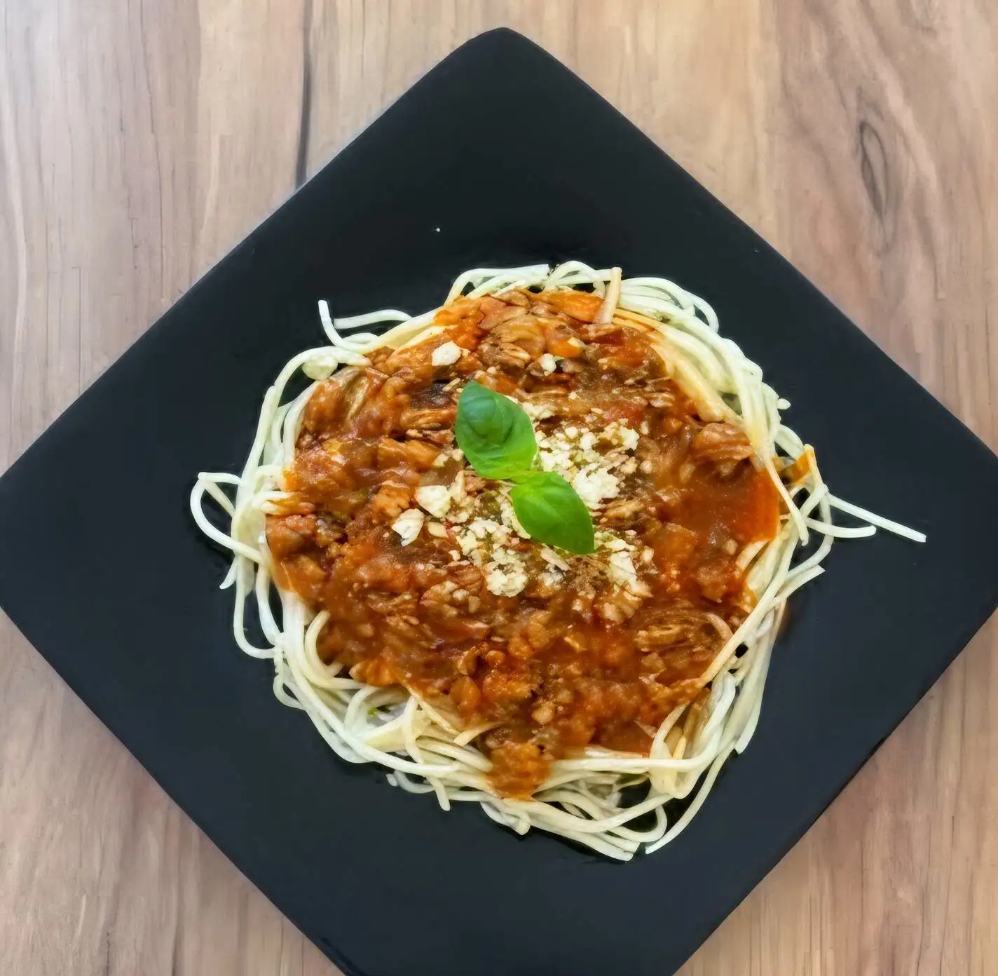 Spaghetti z sosem mięsnym i listkiem bazylii